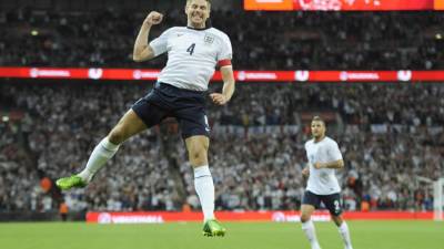 Steven Gerrard abrió el camino de la goleada de Inglaterra.