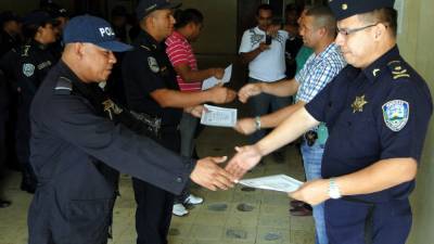 El jefe de la Policía de Yoro, Félix Maldonado, entregó los reconocimientos.