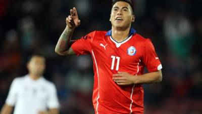 Eduardo Vargas celebrando uno de sus goles ante Egipto.