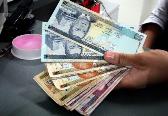Billetes hondureños de distintas denominaciones.