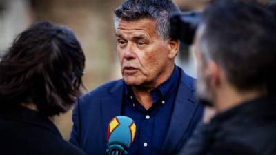 Emile Ratelband tiene 69 años, pero asegura que es discriminado porque su médico dice que su edad legal es entre 40 y 45.