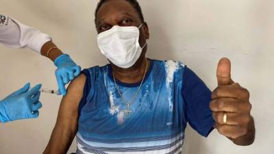 Pelé expresó su felicidad al recibir la primera dosis de la vacuna contra el coronavirus. Foto EFE.