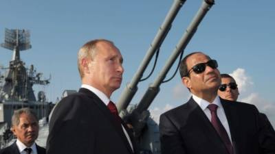 El mandatario de Rusia, Vladimir Putin, visitó ayer al presidente egipcio Al Sisi.