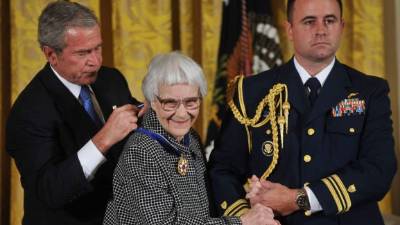 La escritora Harper Lee en 2007 junto a Bush. Foto: AFP/Mandel Ngan