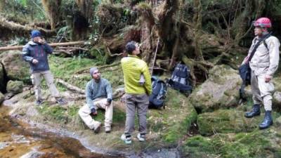 Eduardo Adonis Santos (chaqueta verde) y el guía Rubén Humberto Maldonado (joven sentado).