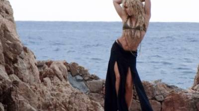 La cantante estuvo en Tossa de Mar rodando una publicidad en la que aparece con la parte de arriba de un bikini y una falda con rajas.