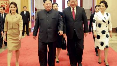 La histórica visita del dirigente norcoreano Kim Jong-un a China era 'no oficial', pero los anfitriones desplegaron toda la pompa de las grandes ocasiones, con un espectacular banquete, sonrisas, fotos con las esposas, caravanas de autos y flores por doquier para recibir al líder norcoreano en su primera visita diplomática.