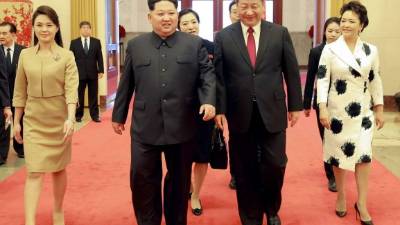 La histórica visita del dirigente norcoreano Kim Jong-un a China era 'no oficial', pero los anfitriones desplegaron toda la pompa de las grandes ocasiones, con un espectacular banquete, sonrisas, fotos con las esposas, caravanas de autos y flores por doquier para recibir al líder norcoreano en su primera visita diplomática.