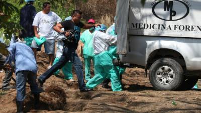 En el cementerio La Puerta de San Pedro Sula se hizo la inhumación masiva ayer.