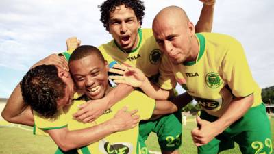 Los jugadores del Parrillas One festejando el último gol del partido, marcado por Arnold Solórzano.