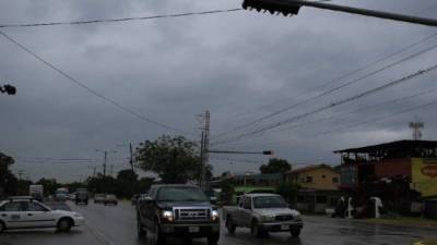 En la zona céntrica de San Pedro Sula se registran lluvias esta mañana.