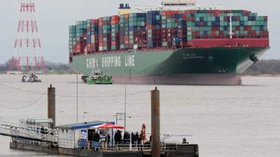 Los barcos porta contenedores, como el CSCL 'Indian Ocean' de la naviera China Shipping Line, pueden cargar hasta 20,000 contenedores. Foto: DPA.
