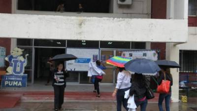 El sábado anterior, los estudiantes volvieron a clases en la Unah-vs. La lluvia no los detuvo. Foto: José Cantarero.