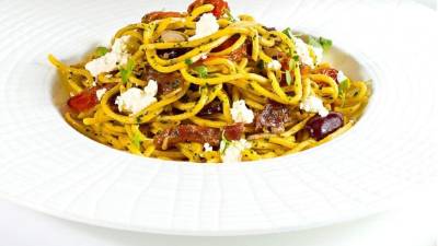 Sazonar y servir. Decorar con trozos de queso.