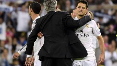 Ancelotti abrazó al 'Chicharito' Hernández al final del partido.