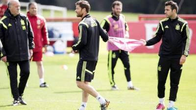 Cesc Fábregas tira del peto de titular con Xabi Alonso.