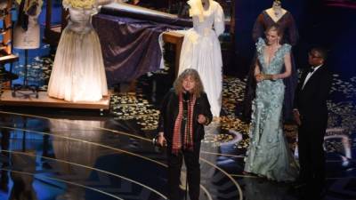 La diseñadora Jenny Beavan recibe su premio a mejor vestuario por la cinta 'Mad Max: Furt Road'.