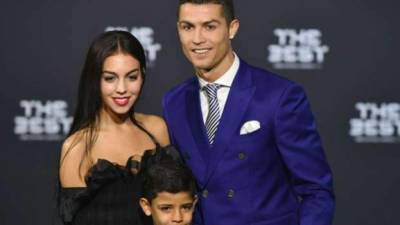 Cristiano Ronaldo, su hijo y Georgina Rodríguez en la Gala del premio The Best de la FIFA.