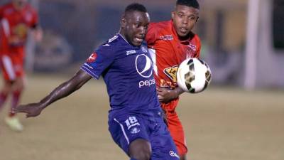 Wilmer Crisanto (i), de Motagua, y el cocotero Secundino Martínez tuvieron una gran batalla en el lateral. Foto Samuel Zelaya