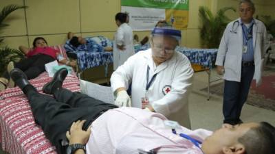 Personal de la Cruz Roja procede a atender a un donante de sangre.
