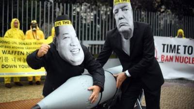 Manifestantes en Berlín, disfrazados como el presidente estadounidense, Donald Trump y el líder norcoreano, Kim Jong-Un, piden la retirada de las armas nucleares de Alemania.
