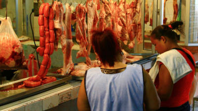 Los dueños de carnicerías argumentan que las ventas han bajado debido al poco poder adquisitivo de los consumidores.