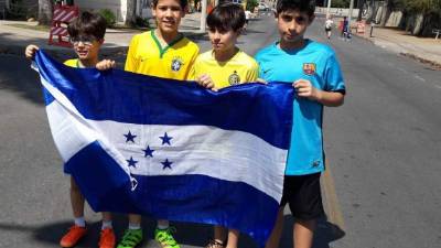 Los pequeños lucen sus camisas de Brasil, el Atlético Mineiro y del Barcelona. Foto Juan Salgado.