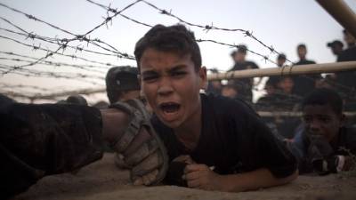 Palestina. Un niño participa en los campamentos que organiza Hamás en el sur de la franja de Gaza.