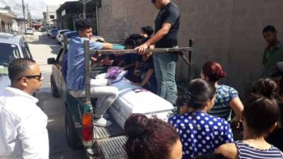 El momento cuando familiares y amigos trasladan hoy al cementerio La Puerta en San Pedro Sula, al joven Jorge Alexander Ruíz, a quien mataron en México. Foto tomada de Twitter Hoy Mismo.
