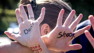 Miles de estudiantes abandonaron este miércoles sus aulas de clases en numerosas ciudades de Estados Unidos para protestar contra la violencia con armas de fuego en las escuelas, al cumplirse un mes de la matanza de 17 personas en un colegio de Parkland, Florida.