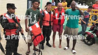 Los tripulantes minutos después de su rescate. Foto cortesía Fuerza Naval de Honduras.