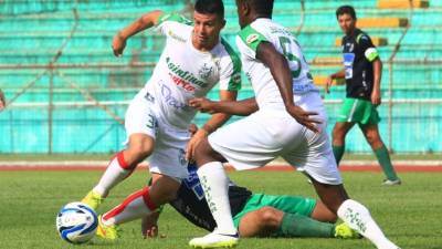 Jorge Cardona, del Platense, derriba a Astor Enríquez, del Marathón.