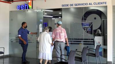 Abonados acudieron ayer a las oficinas de la EEH para reclamar por el incremento.