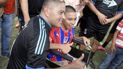 Wilmer Velásquez posa junto con el joven Ricardo Ayala. Foto Samuel Zelaya