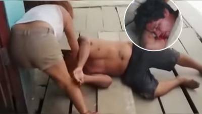 Momentos en que la mujer golpea al hombre frente a todos.