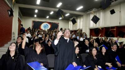 Los nuevos profesionales celebraron con júbilo un éxito más.