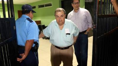 El presidente de Olimpia, José Rafael Ferrari, junto al directivo Sebastián Pastor, a la salida de la clínica en la que permanece bajo observación el técnico hondureño José de la Paz Herrera, más conocido como Chelato Uclés.