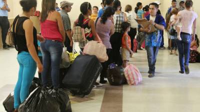 Miles de viajeros tuvieron que tener paciencia para abandonar la ciudad. Hay filas para comprar boletos y abordar.