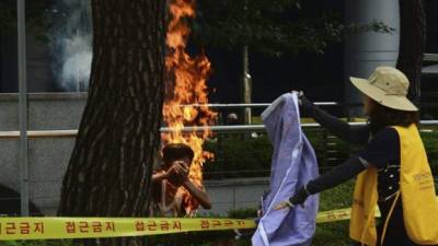 Un hombre de 81 años se quema a lo bonzo ante la embajada de Japón durante una protesta en Seúl hoy 12 de agosto de 2015. EFE