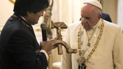 La cara de sorpresa de Francisco al recibir el obsequio ya está golpeando las redes.