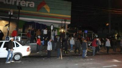 Las autoridades informaron que más de 90 personas fueron detenidas.