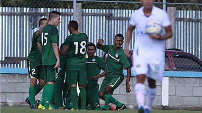 Los jugadores de Juticalpa celebrando la anotación del partido ante Lepaera.