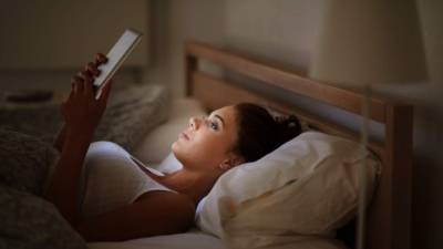 El uso de aparatos electrónicos de noche afecta el sueño.