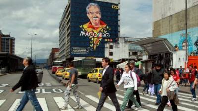 Un gigantesco mural adorna la capital colombiana esta mañana en homenaje a García Márquez.