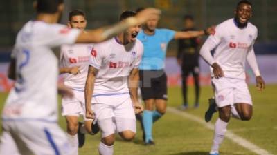 El defensor paraguayo José Cañeta se estrenó con gol en su debut con Olimpia. Foto Johny Magallanes.