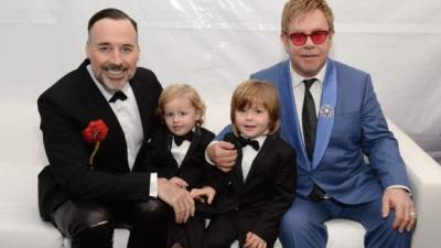 David Furnish junto con sus hijos y Elton John