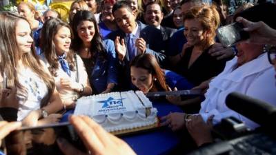 Momentos en que celebraran con un pastel los 116 años del Partido Nacional.