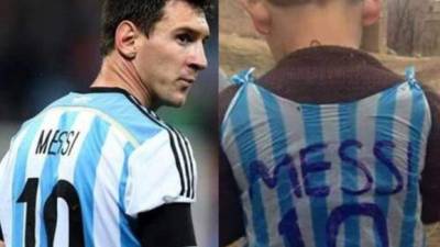 El pequeño con una bolsa se elaboró su camiseta en la que se lee “Messi 10” y ha conmovido a muchos.
