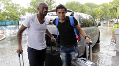 Jerry Palacios y Andy Najar posan a su llegada al hotel donde se concentra la Selección de Honduras.