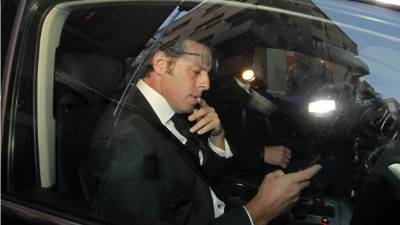 Sandro Rosell, saliendo de su casa en coche hacia el Camp Nou.